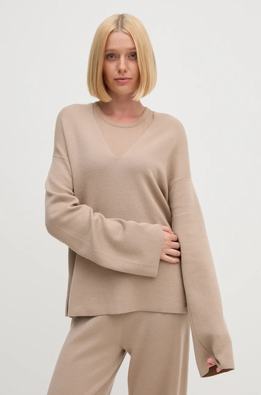 Vlněný svetr Calvin Klein V výstřih béžová K20K207442