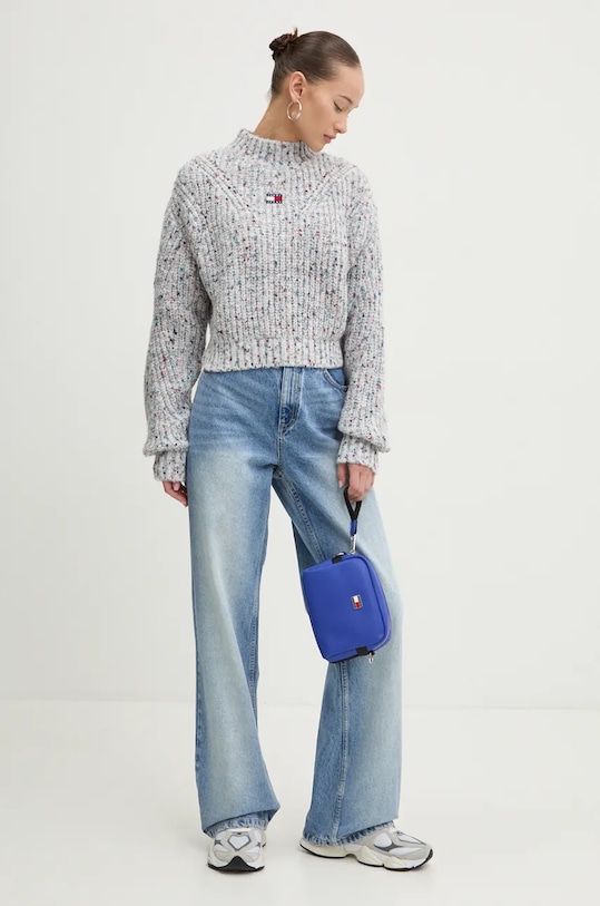 Pulover s dodatkom vune Tommy Jeans DW0DW18673 siva NC24