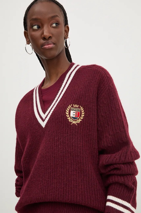 Tommy Jeans pulóver aplikációval burgundia DW0DW19685
