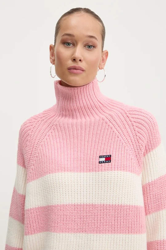 Πουλόβερ με προσθήκη μαλλιού Tommy Jeans ροζ DW0DW19914