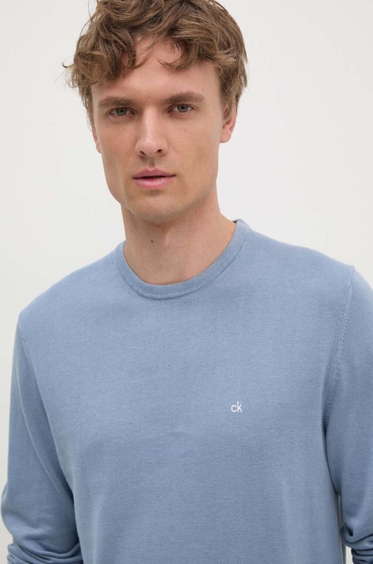 Calvin Klein sweter z domieszką jedwabiu niebieski K10K113549