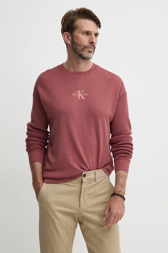 Βαμβακερό πουλόβερ Calvin Klein Jeans απλικέ μπορντό J30J325671