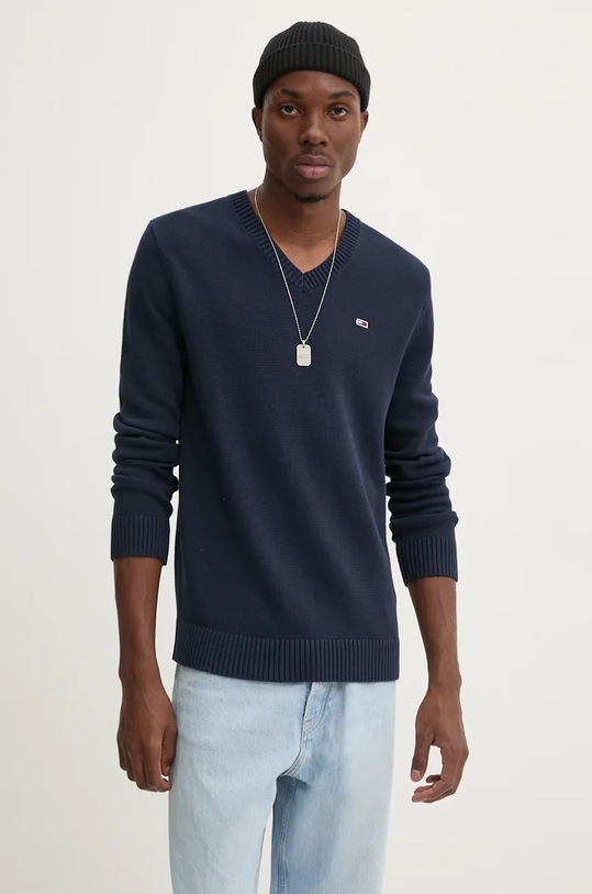 Bavlněný svetr Tommy Jeans V výstřih námořnická modř DM0DM19429