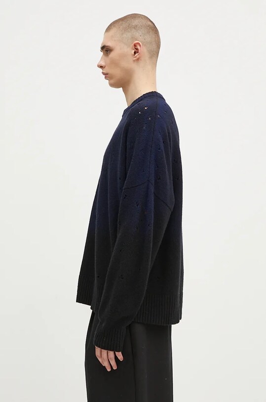 Vlnený sveter 032C ''Lazer Selfie'' Sweater F24.URK.1512.050 tmavomodrá AW24