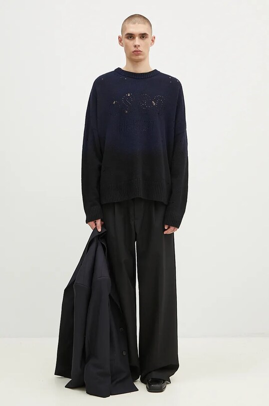 Vlnený sveter 032C ''Lazer Selfie'' Sweater F24.URK.1512.050 tmavomodrá