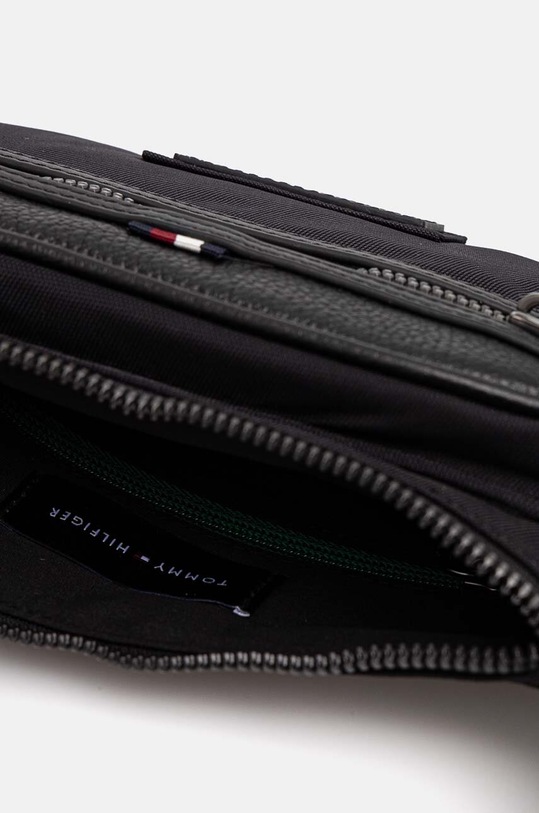 Ledvinka Tommy Hilfiger AM0AM12700 černá