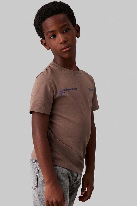 Calvin Klein Jeans t-shirt bawełniany dziecięcy nadruk brązowy IB0IB02236.104.116.9BYH
