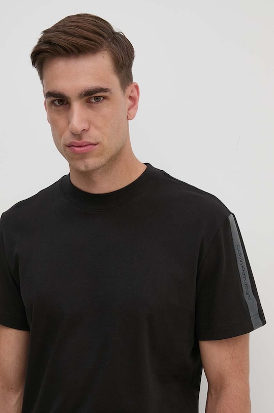 Βαμβακερό μπλουζάκι Calvin Klein Jeans μαύρο J30J325653