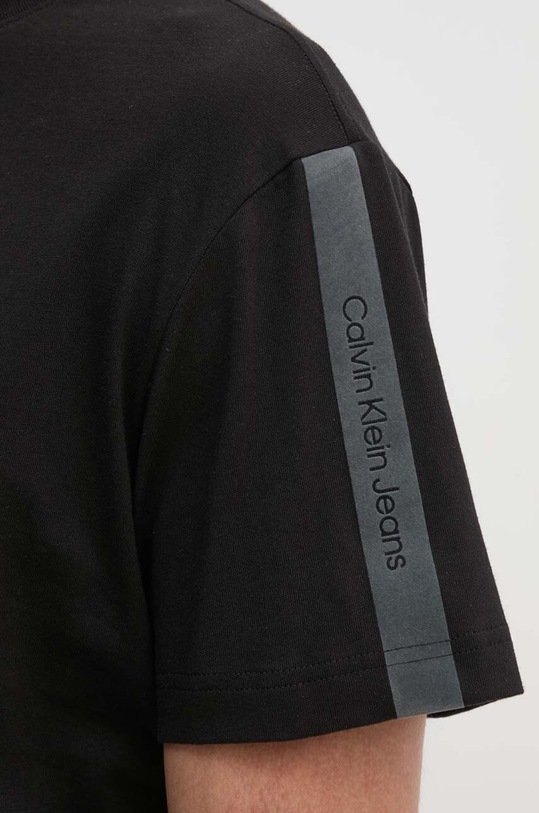 Βαμβακερό μπλουζάκι Calvin Klein Jeans J30J325653 μαύρο