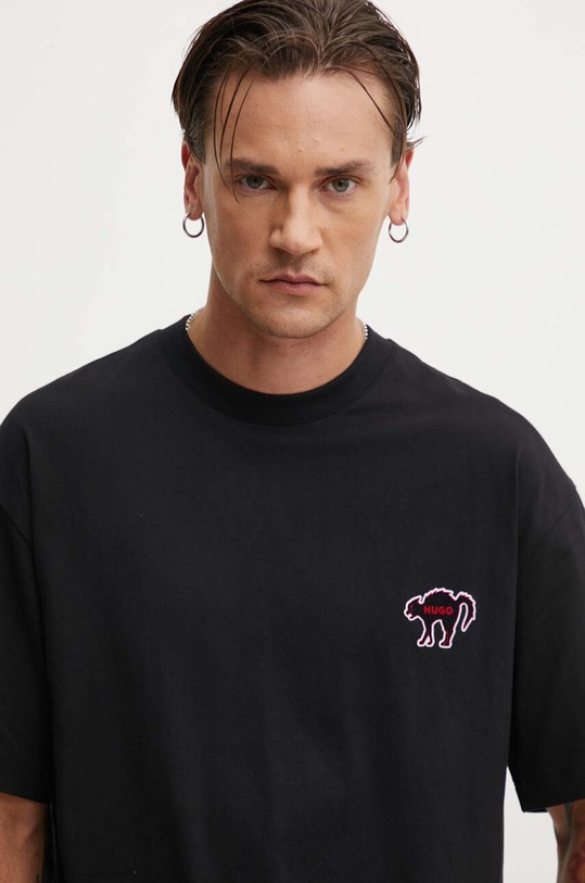 Βαμβακερό μπλουζάκι HUGO απλικέ μαύρο 50518963