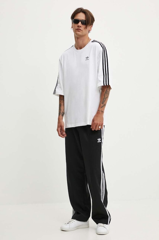 adidas Originals t-shirt in cotone Adicolor Oversized Tee IZ2474 bianco AW24