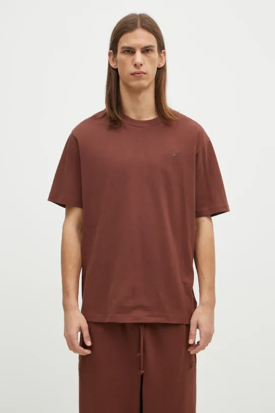 Βαμβακερό μπλουζάκι New Balance χαλαρό καφέ MT41533ROK