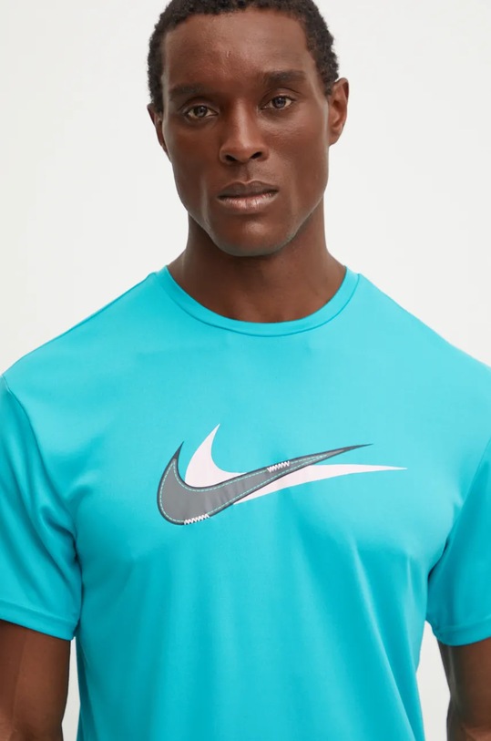 Sportovní triko Nike Stacked Swoosh tyrkysová NESSE512