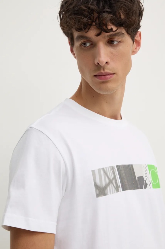 Βαμβακερό μπλουζάκι Calvin Klein Jeans λευκό J30J326865