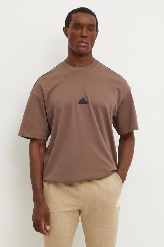 Tričko adidas City Escape kulatý hnědá JE3954