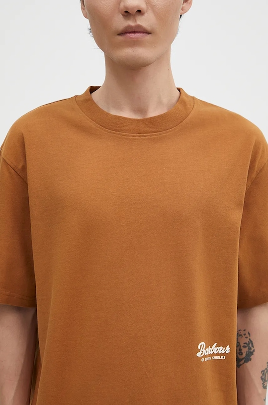 Бавовняна футболка Barbour Bayard OS Graphic коричневий MTS1337