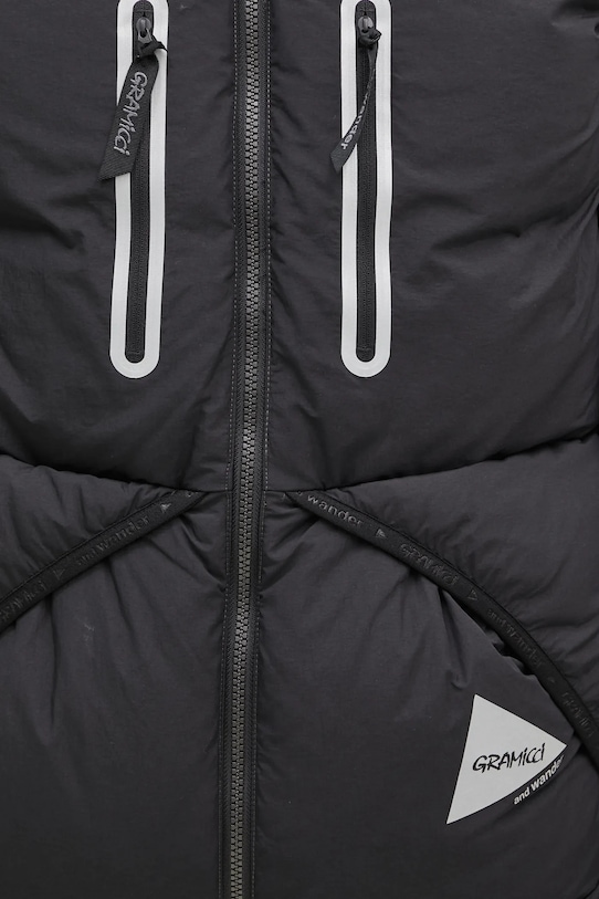 Brezrokavnik s puhom Gramicci Patchwork Wind Tee črna GUJ4.F3001.M