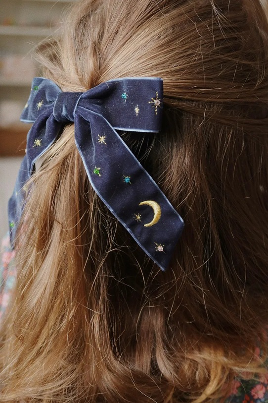 Konges Sløjd spinka do włosów VELVET BOW PEARLY HAIR CLIP KS104031.9BYA granatowy
