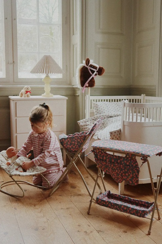 Dziewczynka Konges Sløjd bujak dla lalek DOLL BOUNCER KS104279.9BYA beżowy