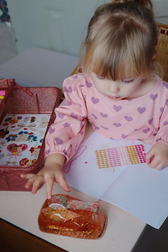 Konges Sløjd podajnik taśmy klejącej SPARKLE SPLASH - TAPE DISPENSER czerwony KS103983.9BYA