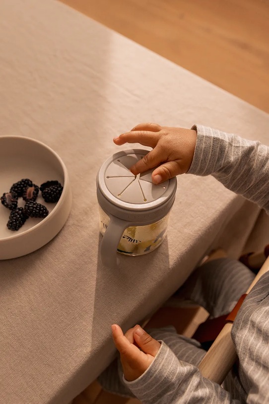 Liewood kubek niemowlęcy Enyo Snack Cup szary LW20336.9BYA