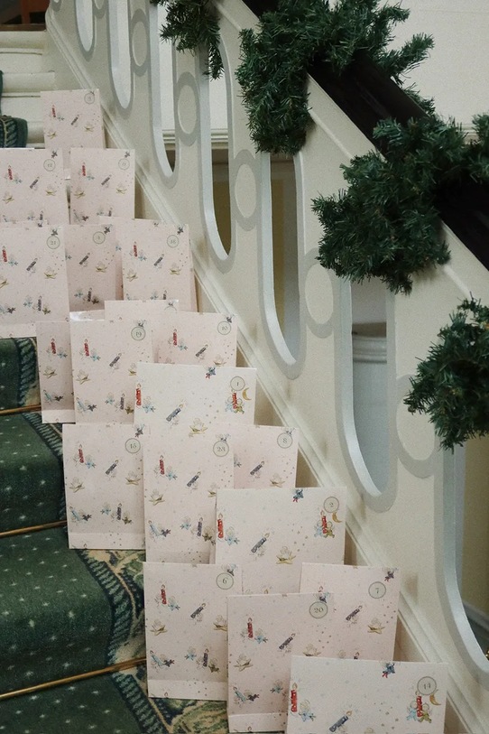 Konges Sløjd kalendarz adwentowy dla dzieci CHRISTMAS CALENDAR WITH 24 GIFTS beżowy KS104251.9BYA