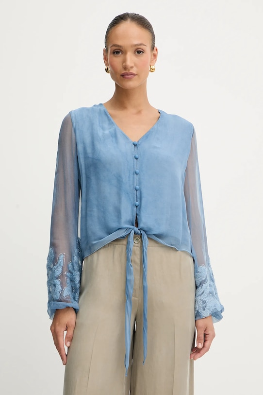 Blúzka s prímesou hodvábu Guess CAMILLA nášivka modrá W5YH0V.WE550