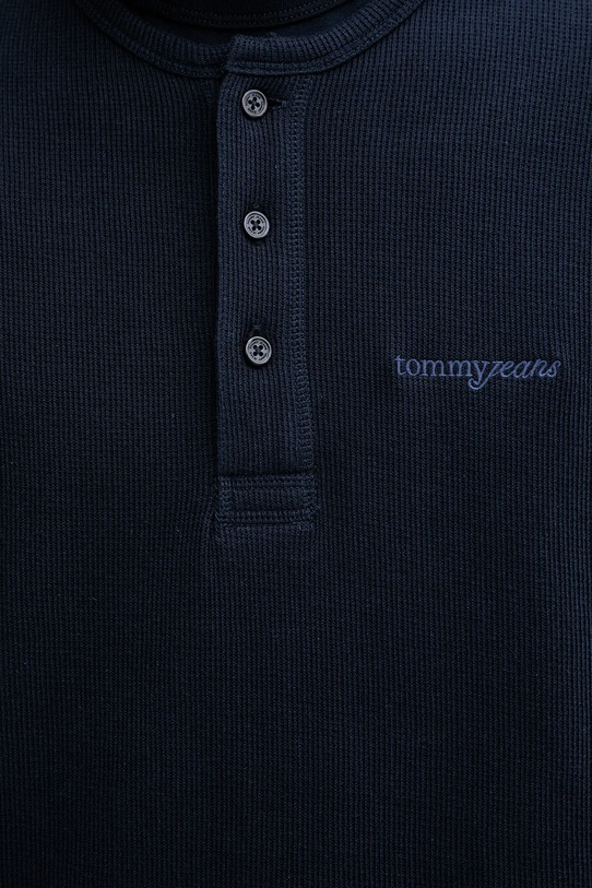 Bavlněné tričko s dlouhým rukávem Tommy Jeans DM0DM21812 námořnická modř
