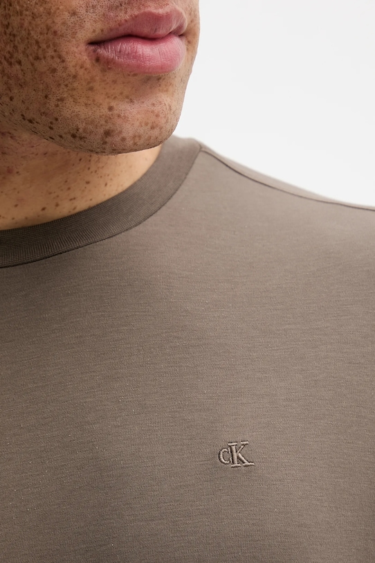 Bavlnené tričko s dlhým rukávom Calvin Klein hnedá LV04LD227G