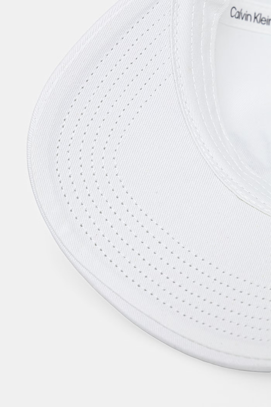 Памучна шапка с козирка Calvin Klein бял LV04K5026G