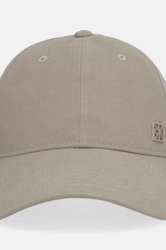 Calvin Klein czapka z daszkiem bawełniana LV04F5059G beżowy AW25