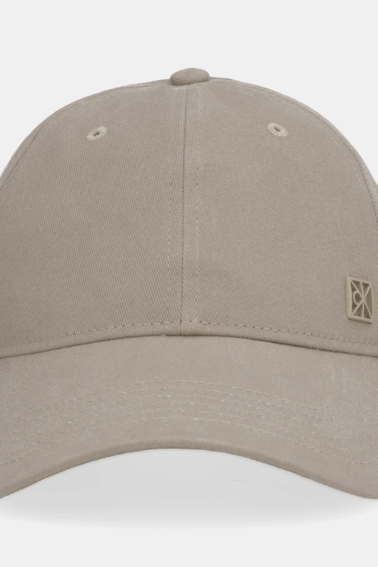 Calvin Klein czapka z daszkiem bawełniana LV04F5059G beżowy AW25