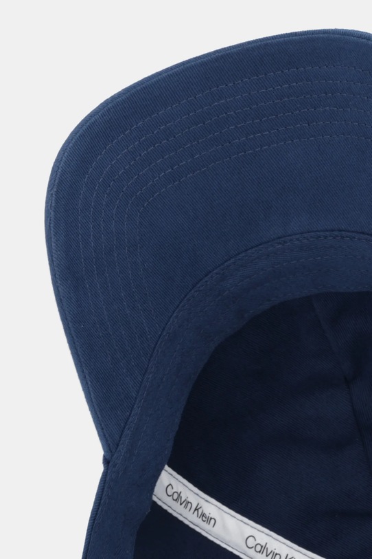 Pamučna kapa sa šiltom Calvin Klein mornarsko plava LV04D5039G