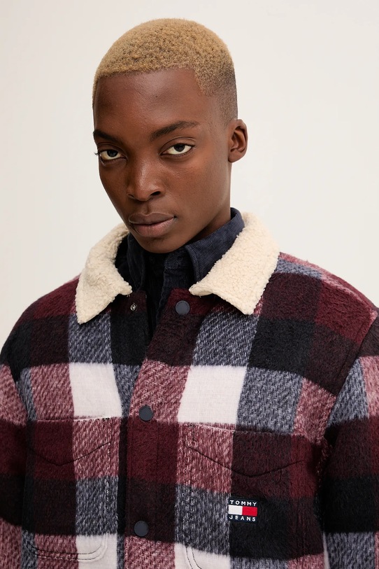 Tommy Jeans geacă cu aspect de cămașă burgundia DM0DM22010