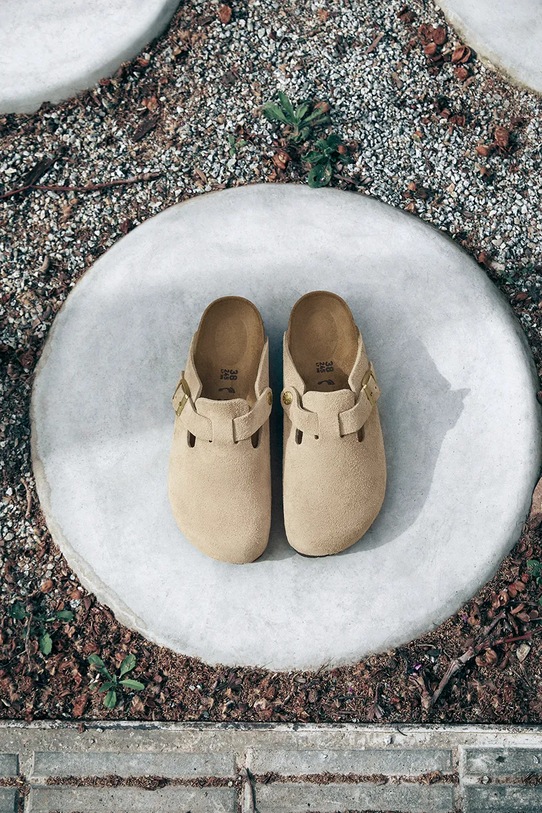 Birkenstock klapki zamszowe Boston beżowy 1030855