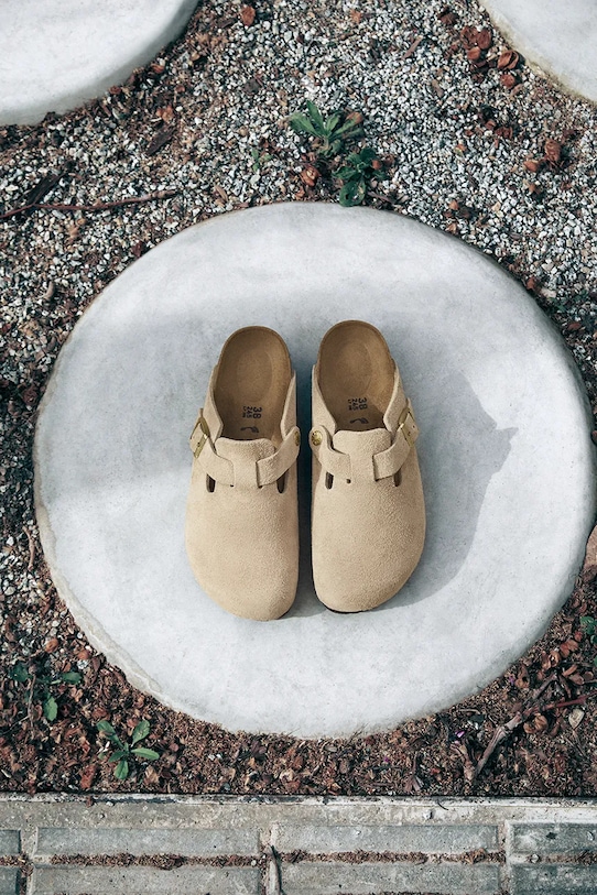 Birkenstock klapki zamszowe Boston beżowy 1030855