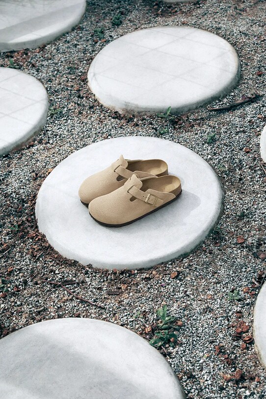 Birkenstock klapki zamszowe Boston beżowy 1030883