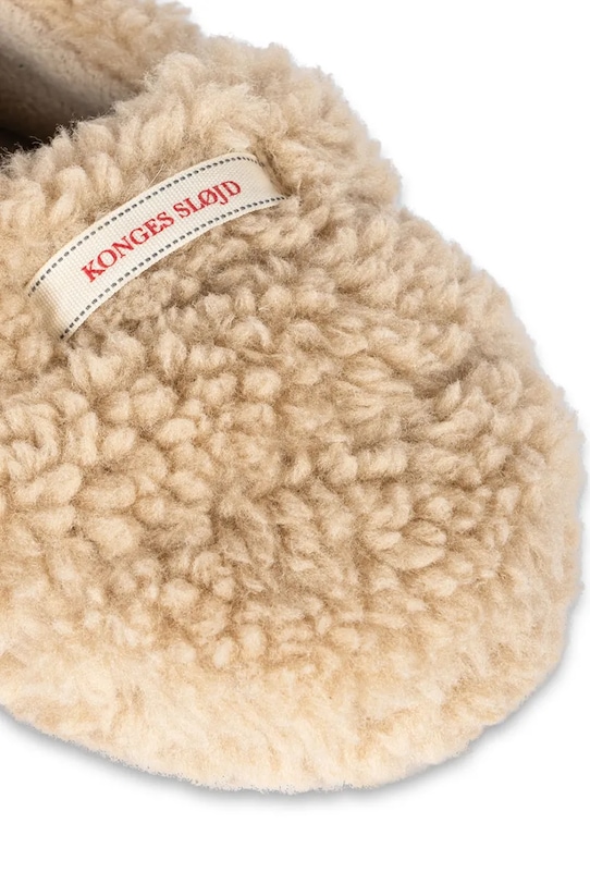 Konges Sløjd kapcie GLOBE FOOTIES KS103472.9BYA beżowy AW25