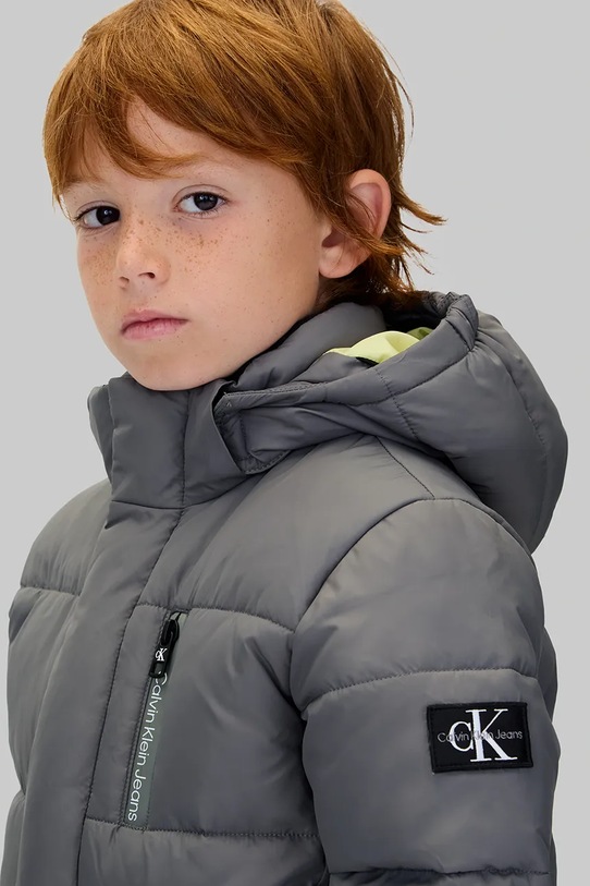 CHLAPEC Dětská zimní bunda Calvin Klein Jeans IB0IB01276.104.116.9BYA šedá