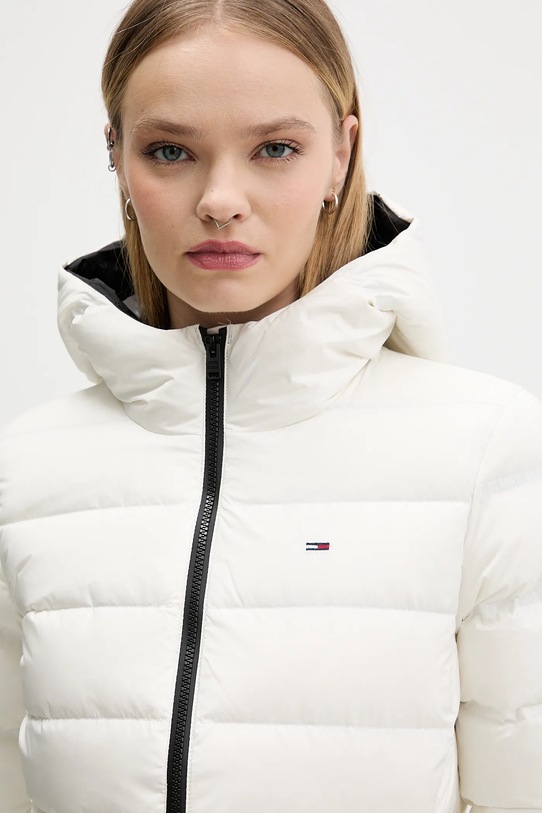 Péřová bunda Tommy Jeans bílá DW0DW21617