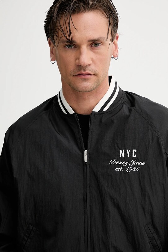 Куртка-бомбер Tommy Jeans чорний DM0DM21668