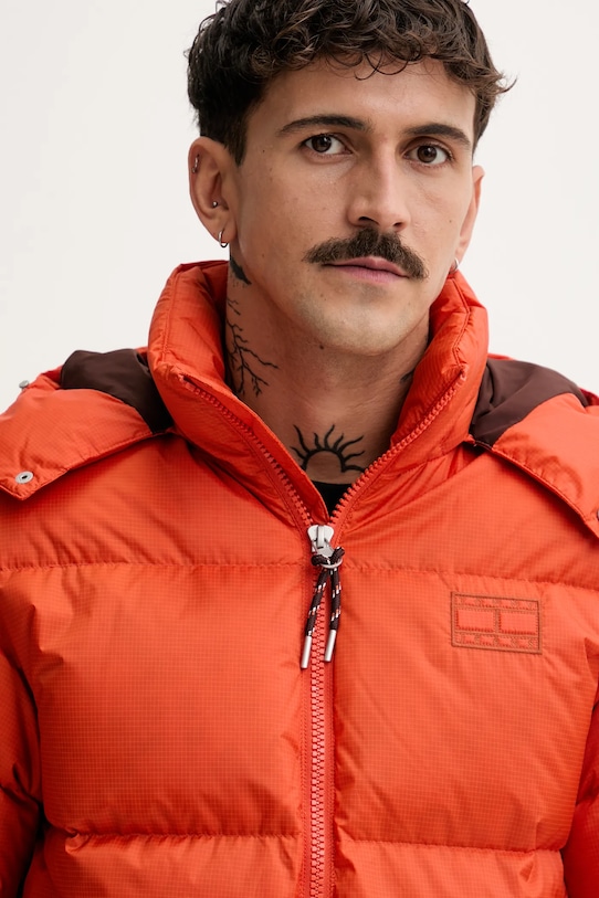 Péřová bunda Tommy Jeans oranžová DM0DM22036