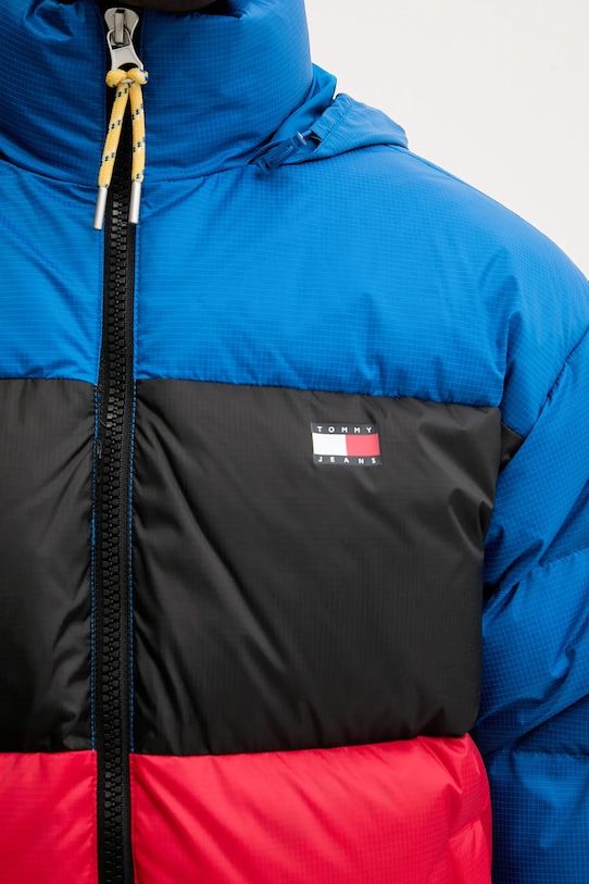 Páperová bunda Tommy Jeans DM0DM22117 viacfarebná