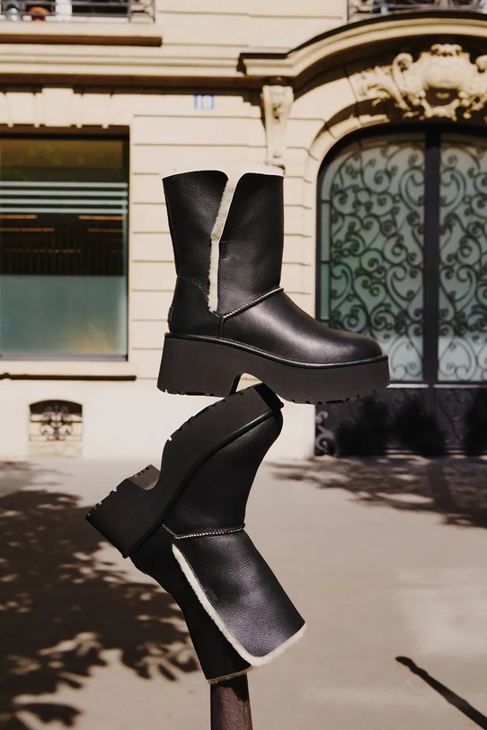 Kožené sněhule UGG Esmee Leather Boot 1172590.BLK
