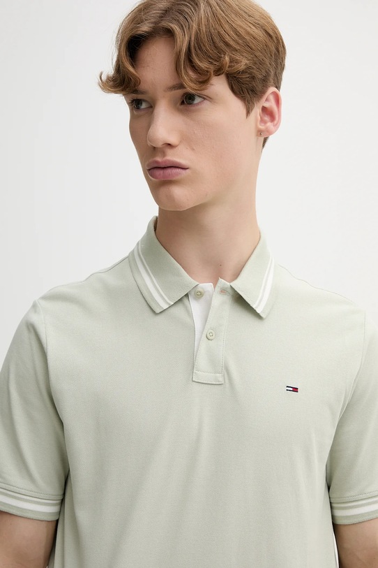 Памучна тениска с яка Tommy Jeans зелен DM0DM21846