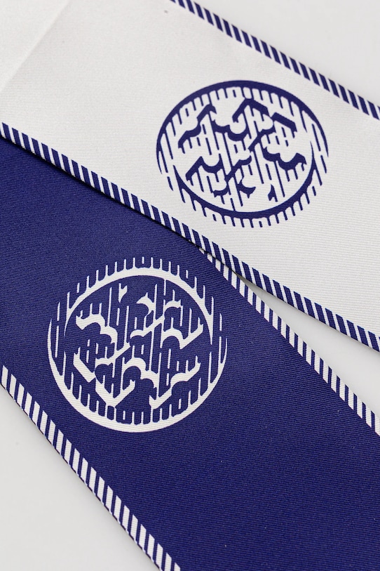 Šátek s hedvábím Tory Burch Medallion 174863.400 námořnická modř AW25