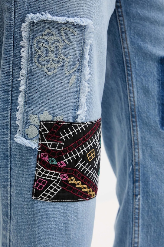 Desigual jeansy PATCHE niebieski 25WWDD20