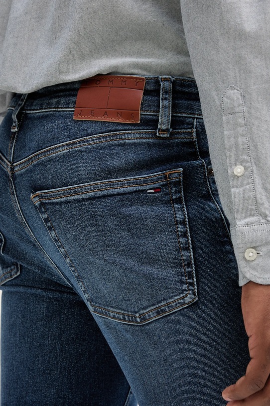Kavbojke Tommy Jeans mornarsko modra DM0DM21238