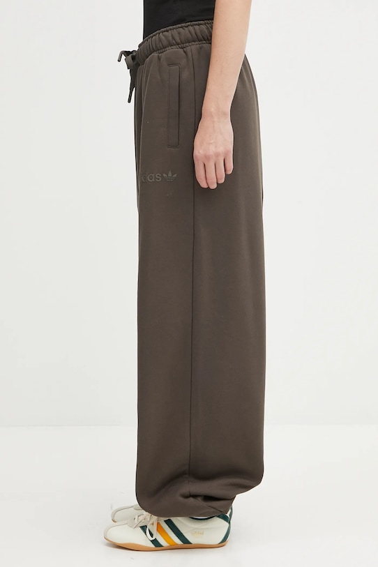 Памучен спортен панталон adidas Originals Essentials JW0988 зелен AW25