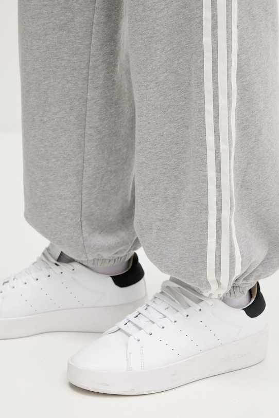 adidas Originals pantaloni de trening din bumbac GFX SWEATPANTS gri KF2313